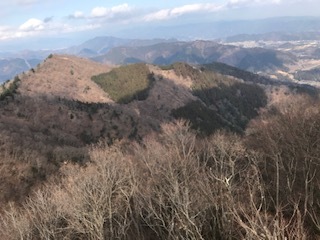 仏果山山頂から高取山山頂登り尾根を望むブログ用.JPG