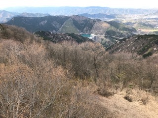 高取山山頂から宮ヶ瀬ダムを望むブログ用.JPG