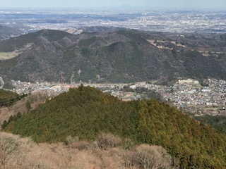 高取山山頂から望む関東平野先の筑波山ブログ用.JPG