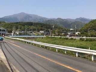 JAあつぎ玉川支所付近から大山を望むブログ用.JPG
